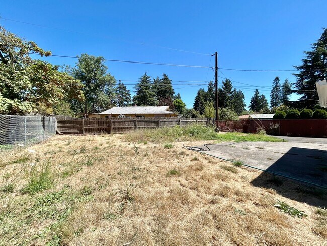 Building Photo - Freshly Updated 3 Bedroom Home with Garage, Fenced Yard & Covered Patio!