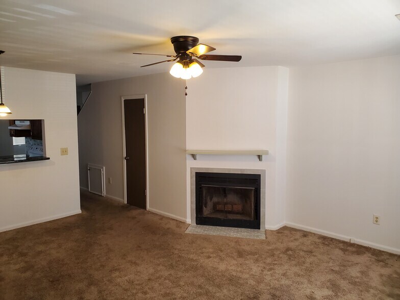 Building Photo - 139 Country Town Dr