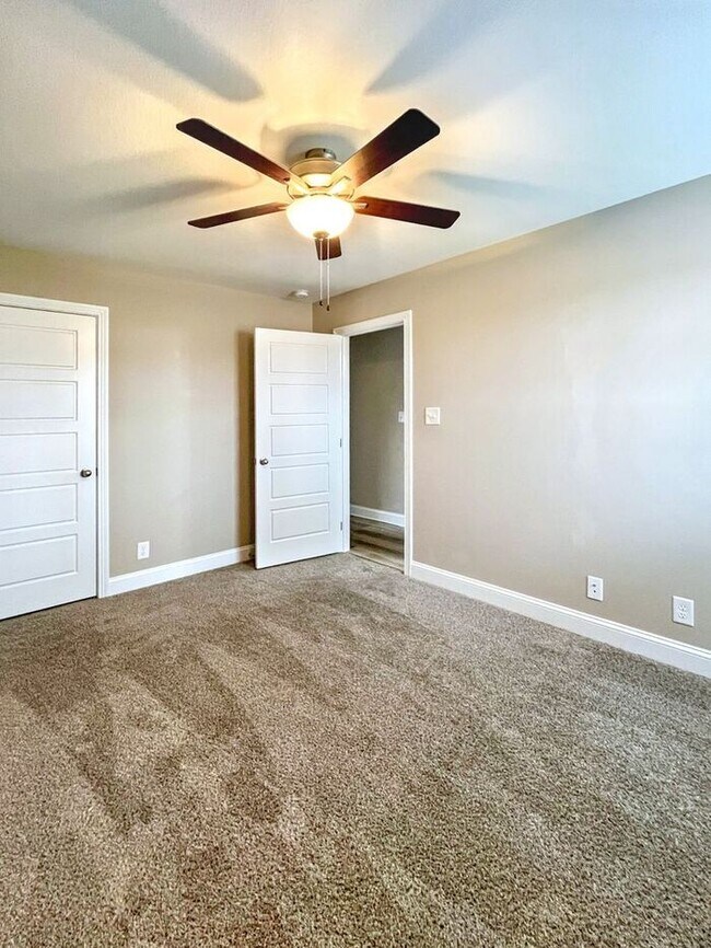 Building Photo - Spacious 3-Bedroom Home in a Prime Locatio...