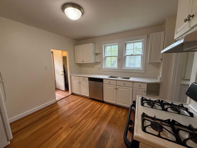 Building Photo - 42 Madison St