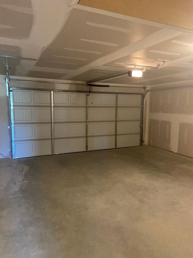 Building Photo - *Pre-leasing* Three Bedroom | Two Bath Hom...