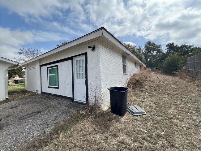 Building Photo - 128 Skyview Terrace