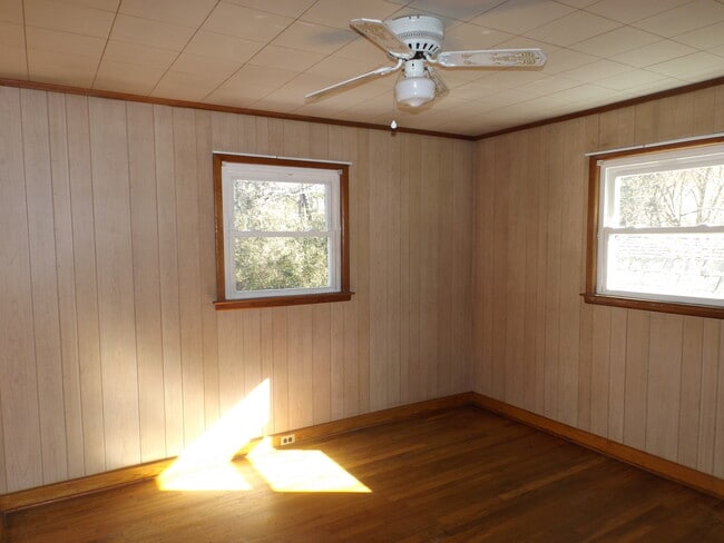 Building Photo - Great 2 Bedroom House in Dillsboro near the River $1400 available June 5th for year-long lease
