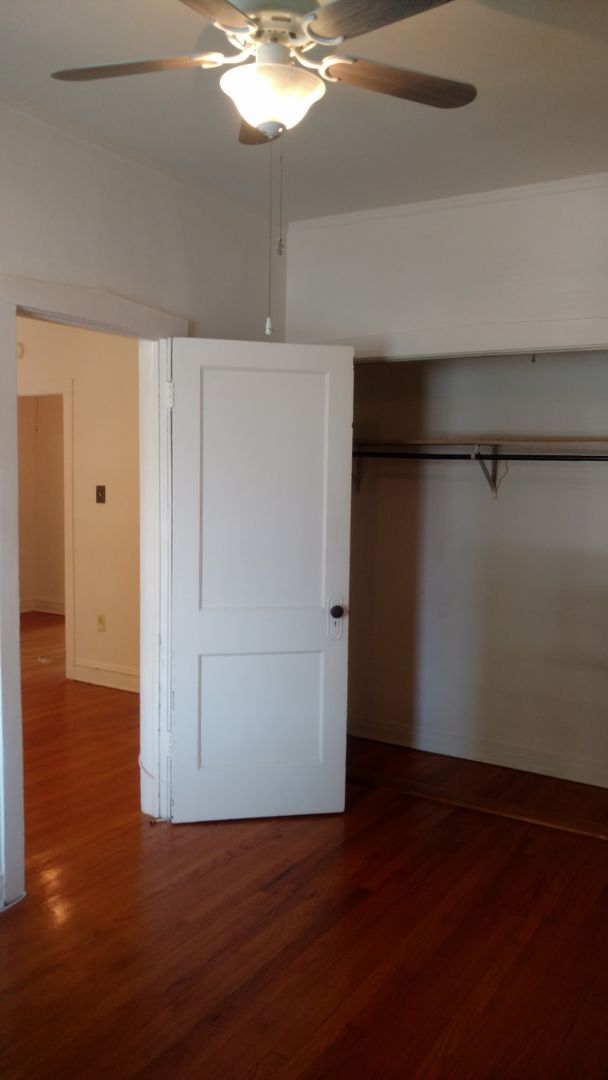 Building Photo - Charming Roscoe Village 1 Bedroom - Recently redone bathroom! Refinished hardwood floors!