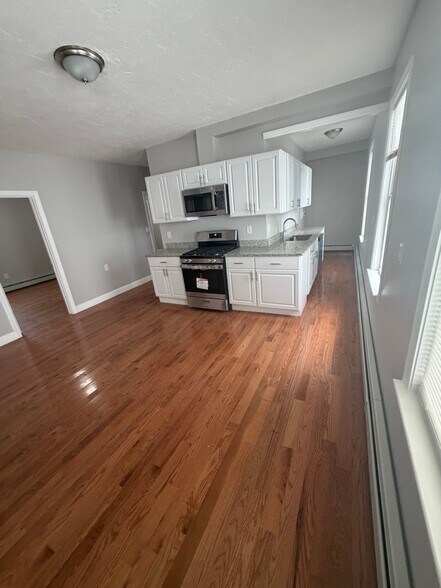 Building Photo - 597 Millbury St