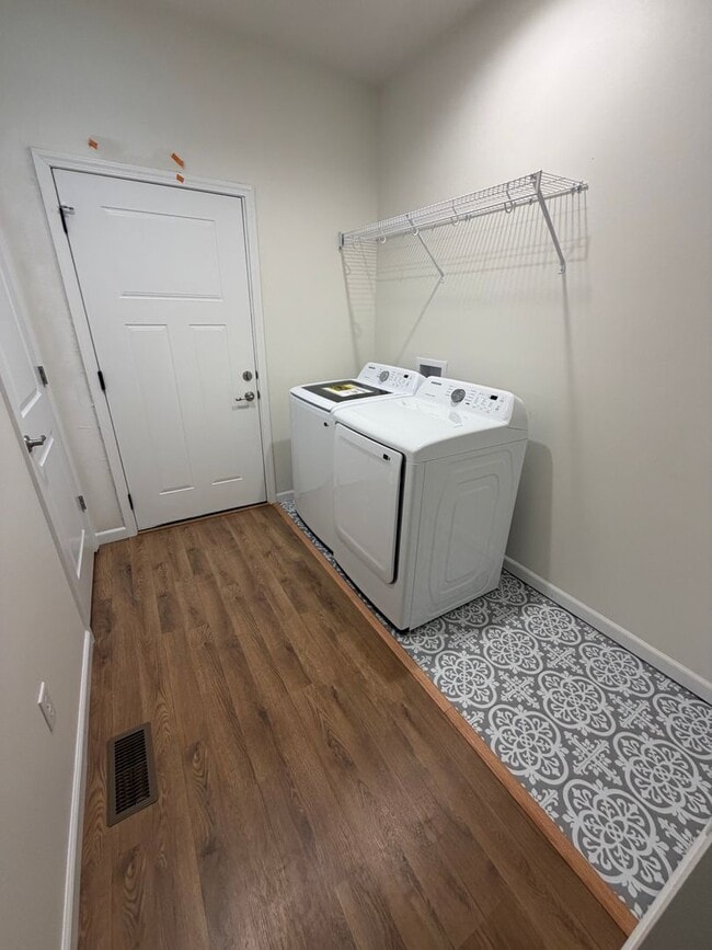 Building Photo - 3 Bedroom | 2 Bathroom | 1 Car Garage | Duplex | Springfield MO!