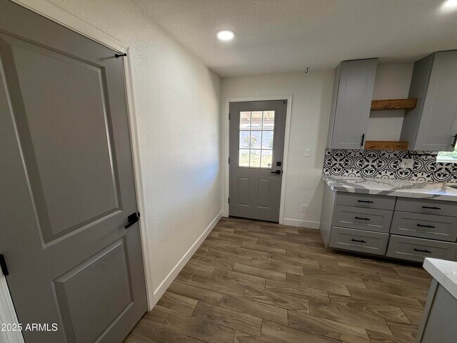 Building Photo - 301 N Apache Dr