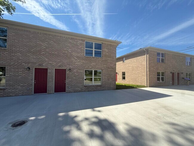 Building Photo - 105 Valley St