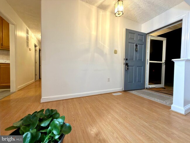 Building Photo - 905 W Poplar Rd