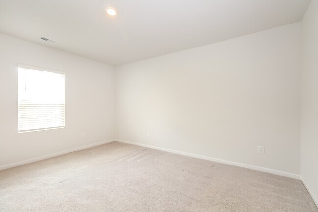 Building Photo - 132 Reindeer Rd S