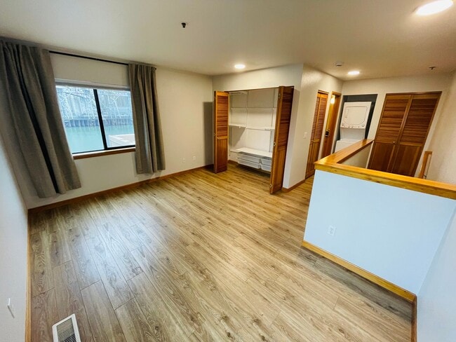 Building Photo - Top Floor 1bdrm Condo with River Views and Private Deck | FREE reserved parking Included!