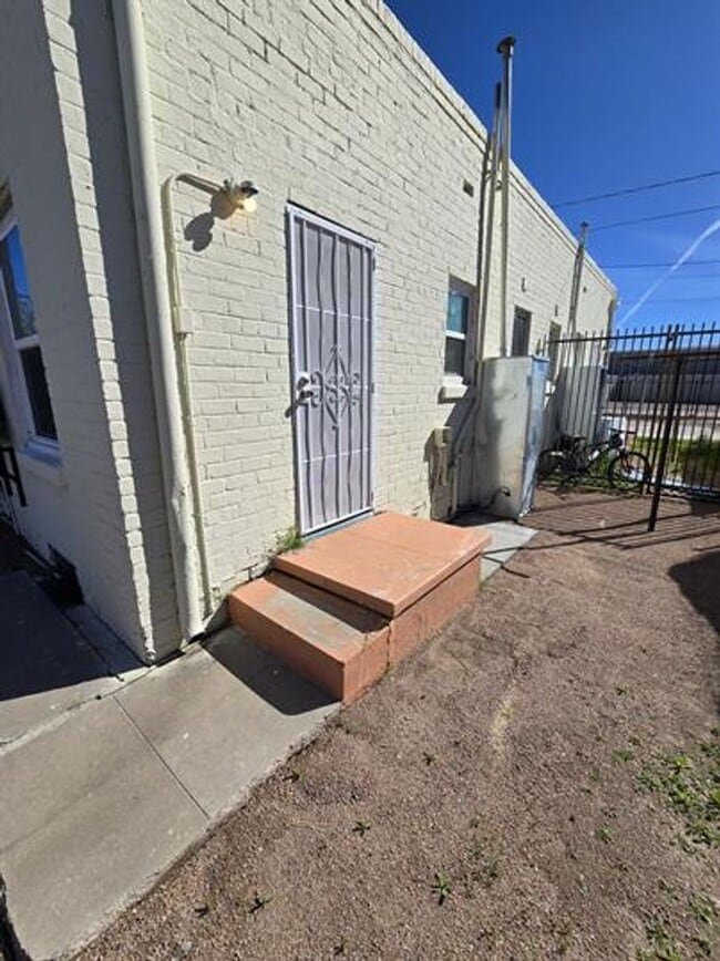 Building Photo - 818 S Arizona Ave