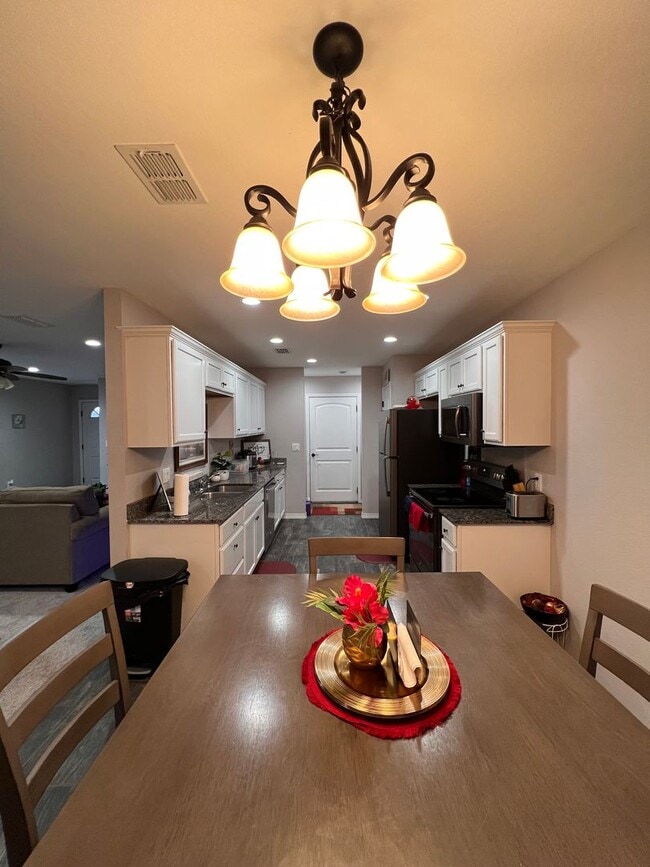 Building Photo - Spacious 3 bedroom home !