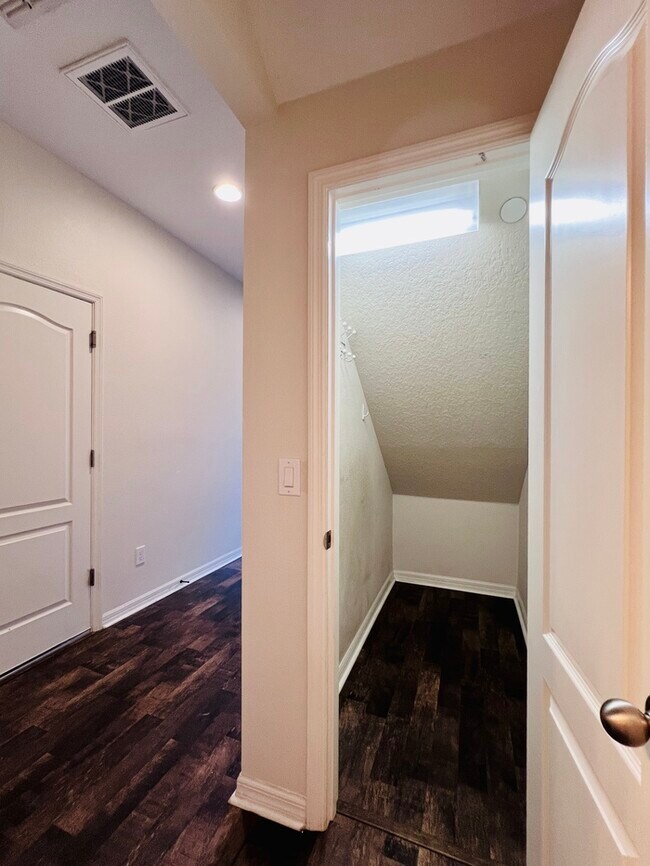 Building Photo - Gorgeous 3 bedroom, 2½ bath, 2 STORY townhome