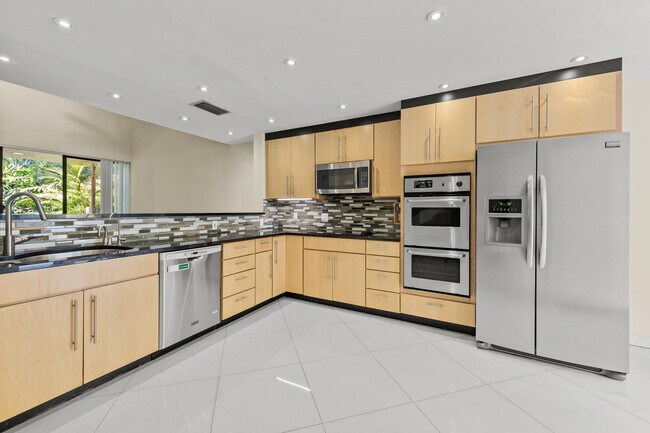 Building Photo - 790 St Albans Dr