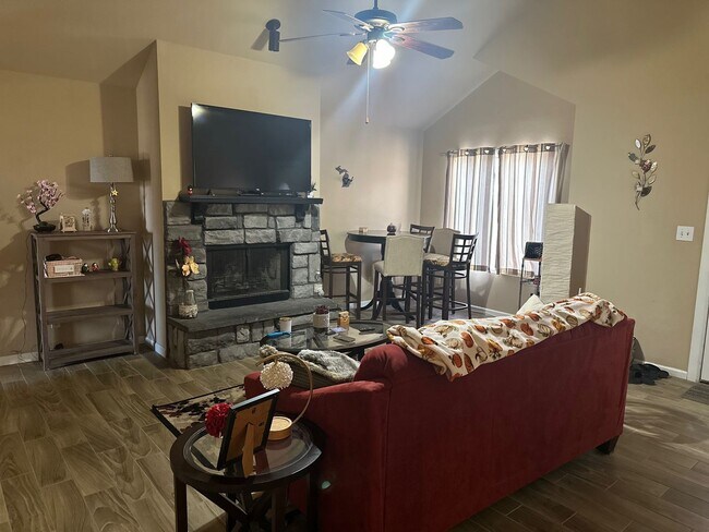 Building Photo - Spacious 4-Bedroom Home with Cozy Kitchen ...