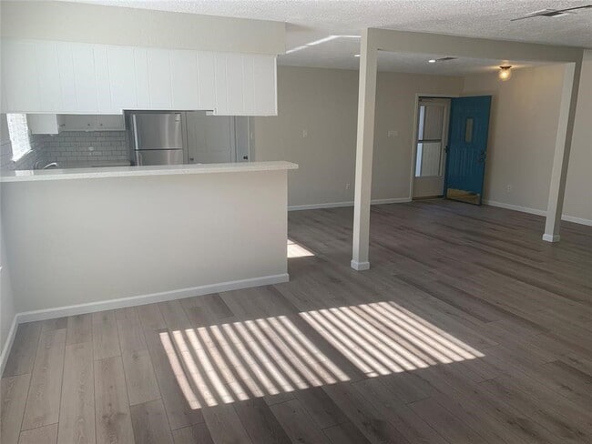Building Photo - 214 Maple Leaf Dr