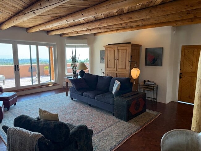 Building Photo - 15 Cielo Cumbre Rd