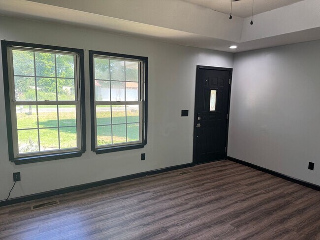 Building Photo - 3 Bedroom | 2 Bathroom | 2 Car garage | La...