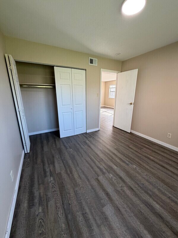 Building Photo - 1450 Meadowview Dr