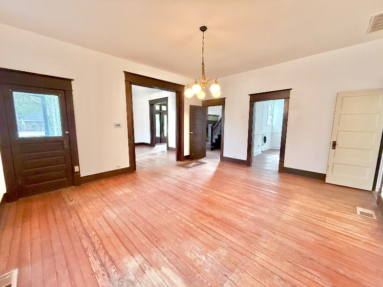 Building Photo - 517 W Hull St