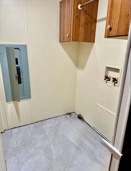 Building Photo - 933 Mt Vernon Rd