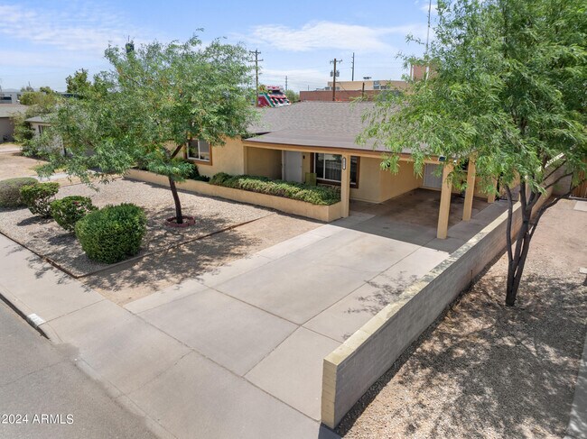 Building Photo - 2412 N 36th Pl