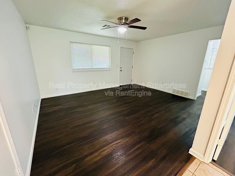 Building Photo - 633 Lotus Ave