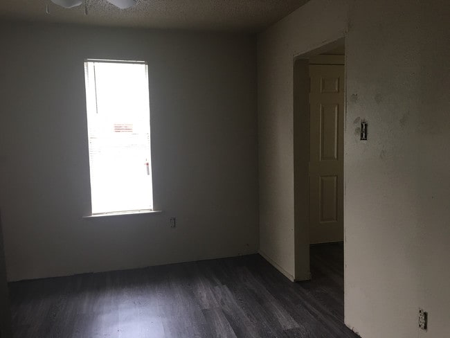 Building Photo - 819 Mora St