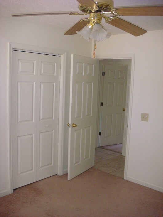 Building Photo - 3 Bedroom/ 2 Bathroom Available in August!