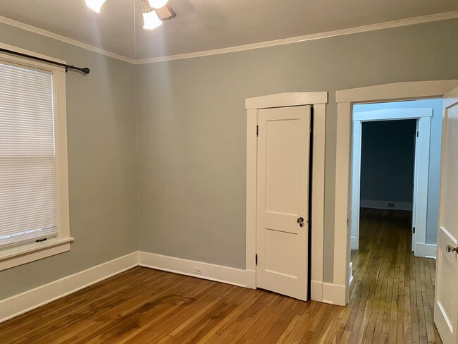 Building Photo - 2307 Evelyn Ave