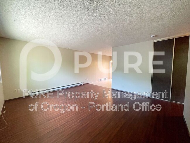 Building Photo - 527 NE 63rd Ave