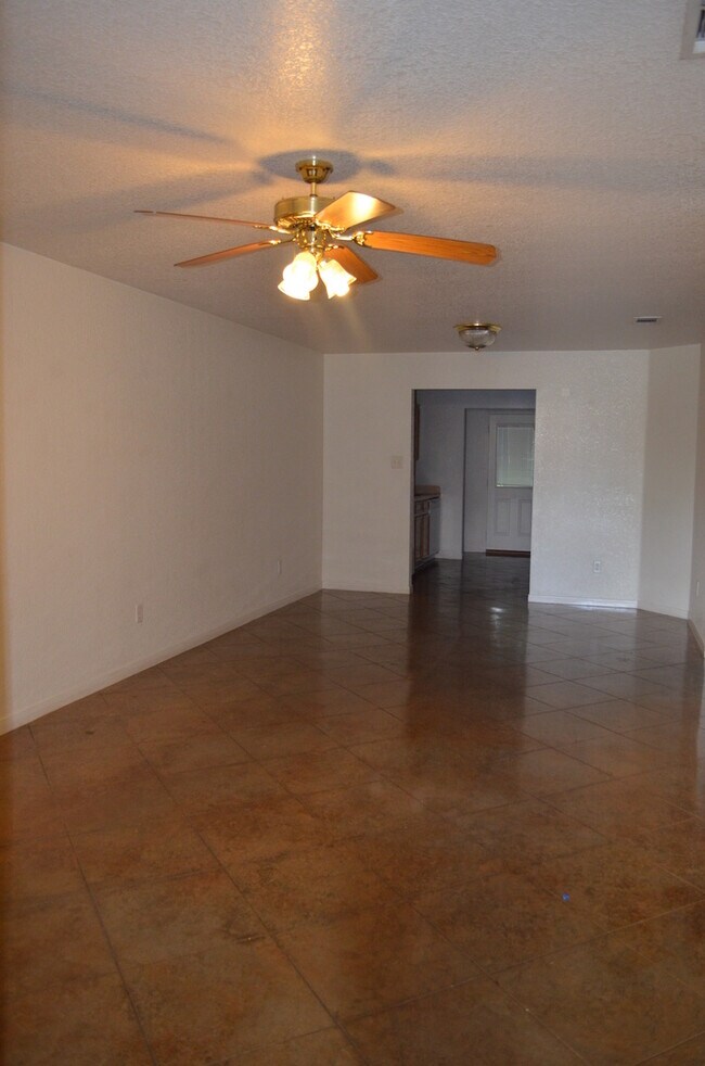 Building Photo - 501 Bonnie Dr