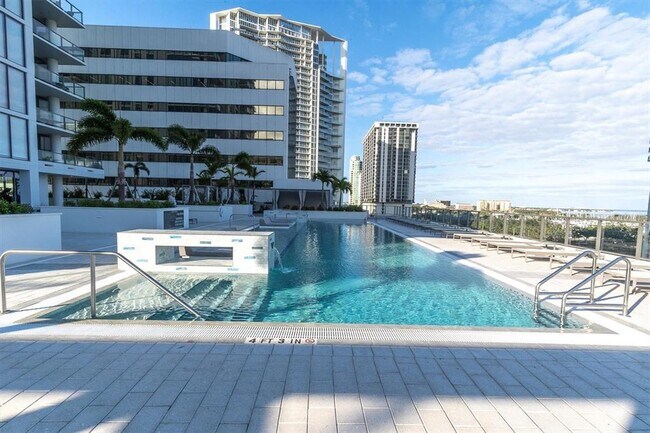 Building Photo - 301 1st St S