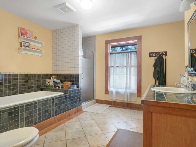 Building Photo - Gorgeous 4 bedroom home in Linden Hills