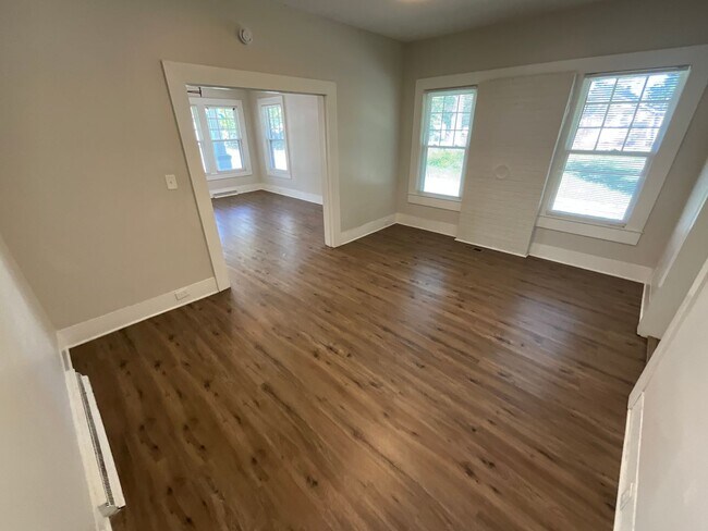 Building Photo - Charming 3 bedroom/1.5 bathroom REMODELED home close to High Point University