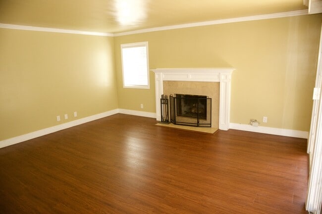 Building Photo - 2103 MacKay Ln