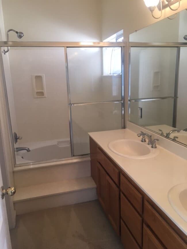 Building Photo - Outstanding 2 bd 2 bth Condo in prime Plea...