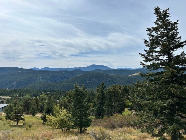 Building Photo - 2 Bedroom Mountain Home with Loft and Spec...