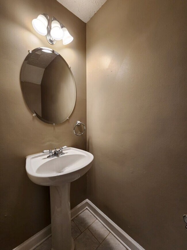 Building Photo - 3547 Main Station Dr SW