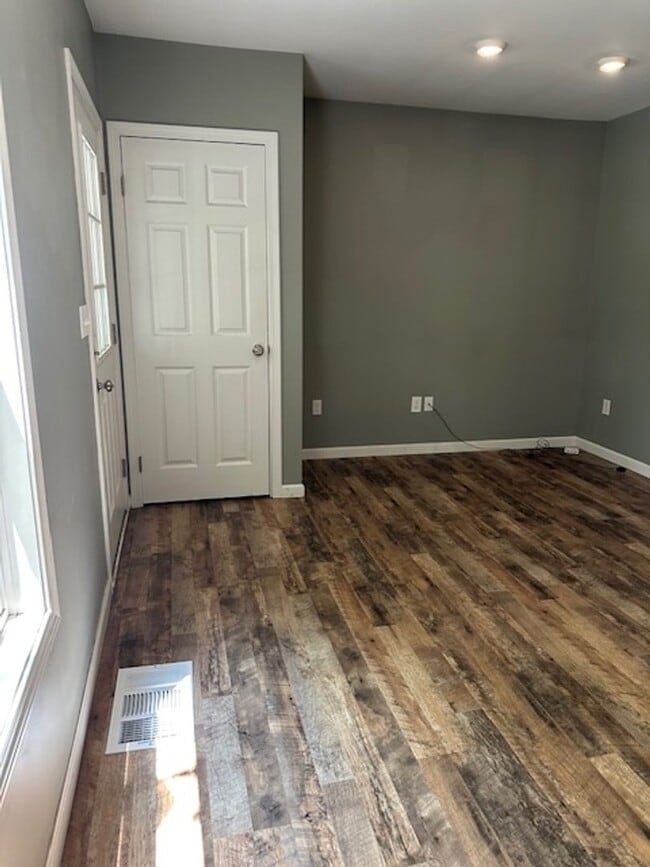 Building Photo - Charming 2-Bedroom Home in the Heart of Fairport Available Now