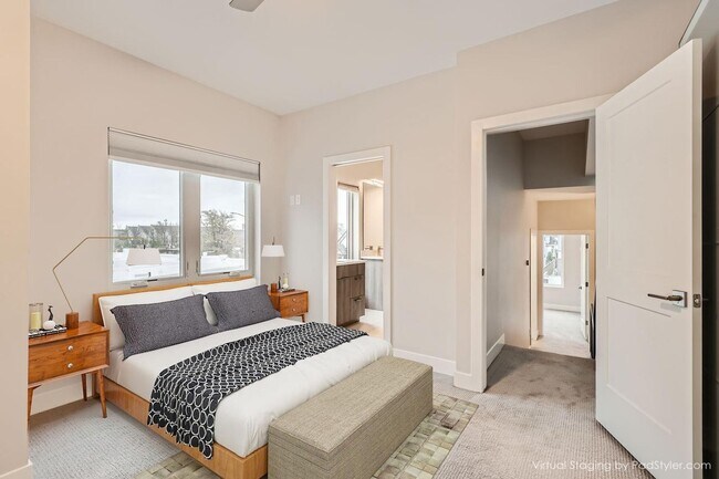 Building Photo - GORGEOUS TOWNHOUSE IN RiNo