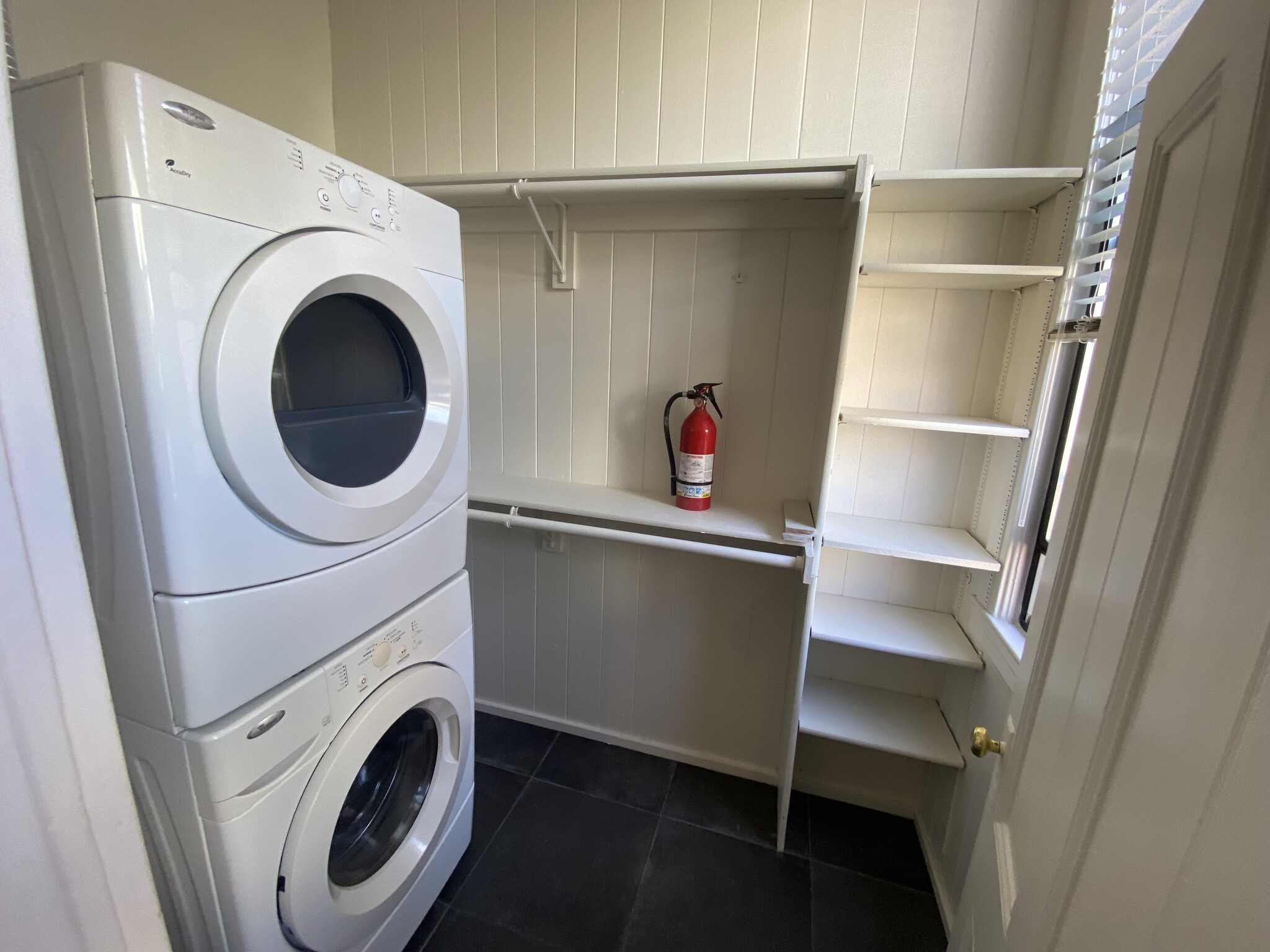 Washer/dryer in pantry - 328 Utah St