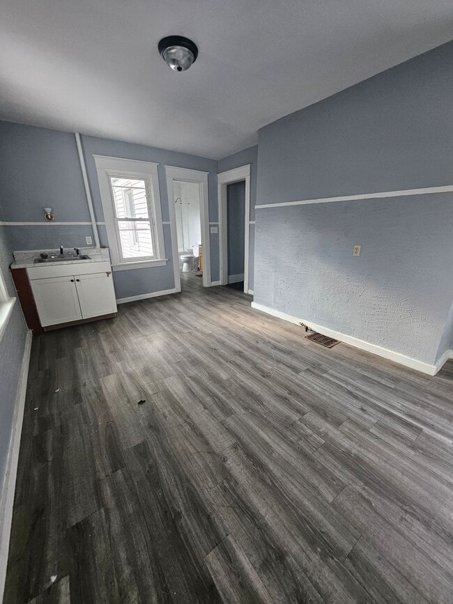 Building Photo - Upper three bedroom on West Side gas included