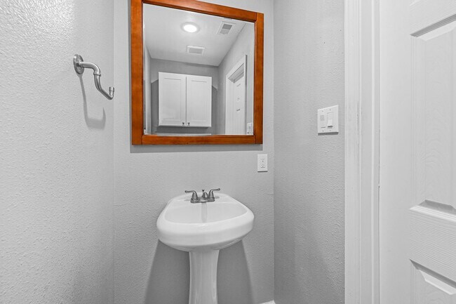 Building Photo - ASAP move in! Charming 3-Bedroom Home in the Heart of Conroe