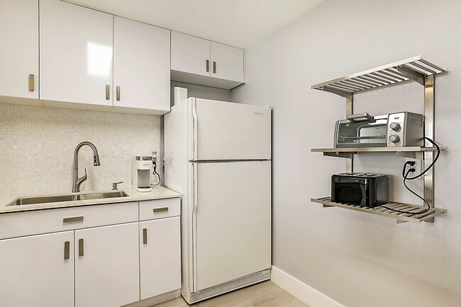 Building Photo - 2121 N Ocean Blvd