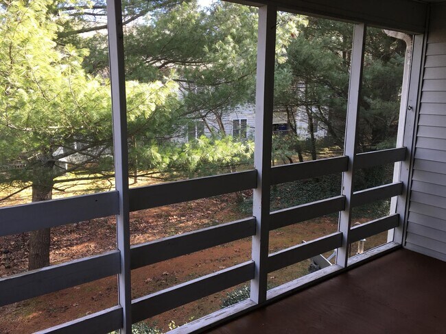 Building Photo - 107 Meadow Park Ln