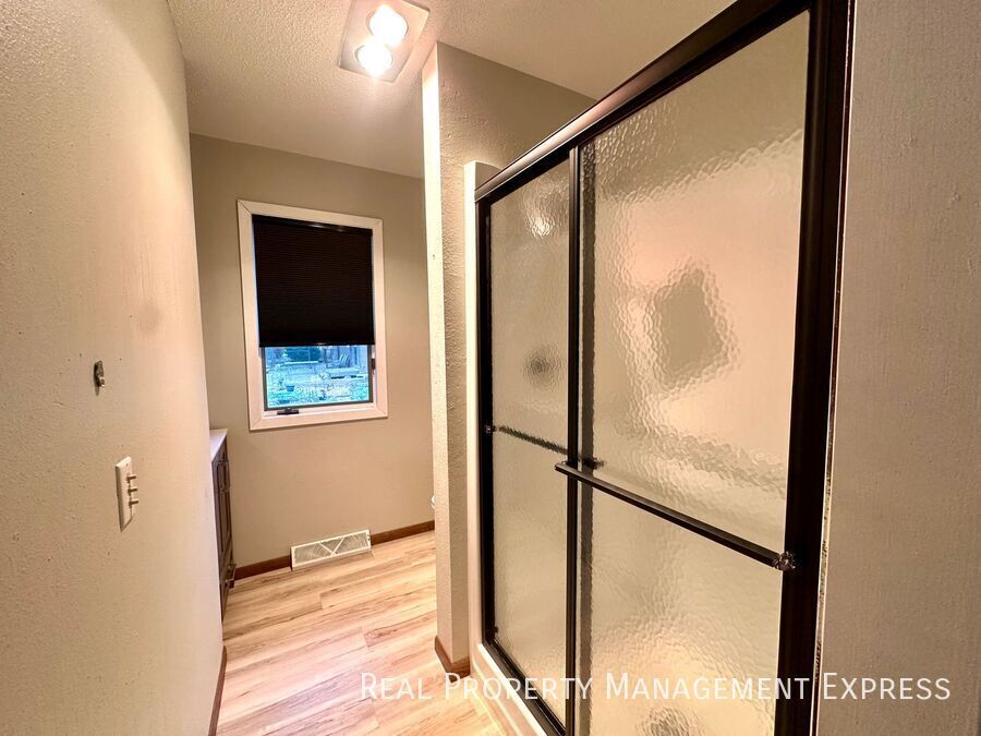 Building Photo - 5 Bedroom 4 Bath Home Blending Luxury and ...