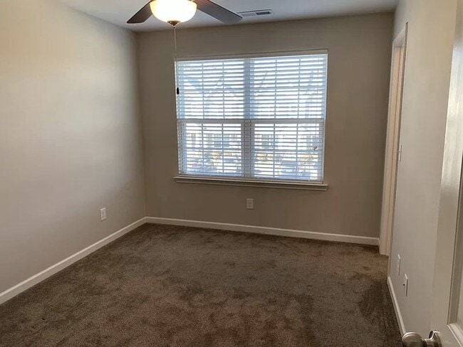 Building Photo - Spacious and well kept 2 bedroom home