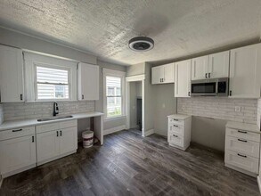 Building Photo - Comfortable & Convenient West Side Living